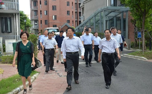 Shi Guanghui, vice mayor of Shanghai, and his entourage visi